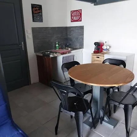 4 Personnes * Montagne (Gironde)